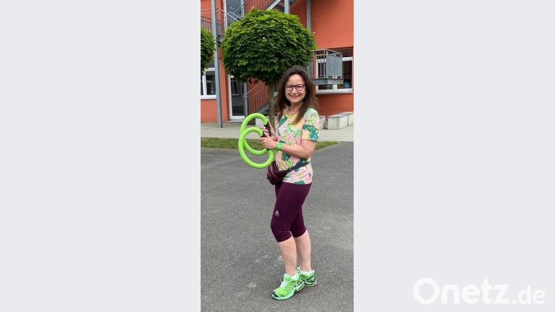 Annette Huber mit den grünen smovey-Ringen an der Waldthurner Wolfgang-Caspar-Printz Grundschule Bild: fvo
