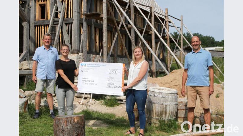 Harald Gollwitzer (rechts) und Eva Hunger (Zweite von rechts) von der Flosser Spezialtiefbaufirma Gollwitzer GmbH überreichten am Montagnachmittag an den Geschichtspark Bärnau und dessen Trägerverein „Via Carolina – Goldene Straße“ mit Ilona Hunsperger (Zweite von links) und Alfred Wolf (links) einen Spendenscheck über 2500 Euro. Bild: lst