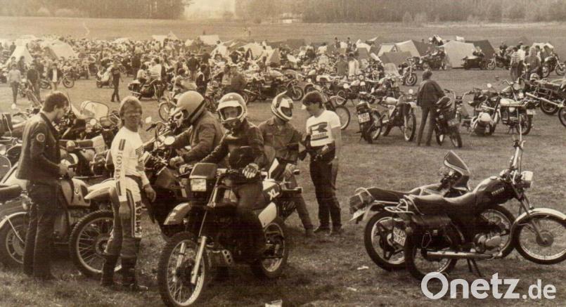 Einen Schnappschuss von einem der ersten Motorradtreffen in Kögl vor knapp 40 Jahren unterhalb des Autohauses Forster zeigt dieses Bild. Archivbild: mab