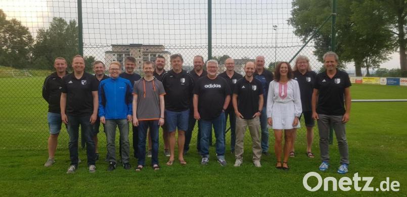 Achim Neupert (rechts) wurde erwartungsgemäß in seinem Amt als DJK-Fußball-Abteilungsleiter bestätigt. Ihm zur Seite steht eine 19-köpfige Führungscrew, der der Spartenchef für ihr außerordentlich großes Engagement ein großes Lob aussprach. Bild: Florian Stangl/exb