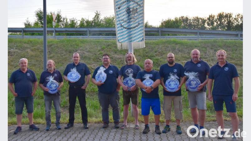 Vorsitzender Markus Dorschner (rechts) ehrte zahlreiche Mitglieder für ihre langjährige Treue. Bild: mab