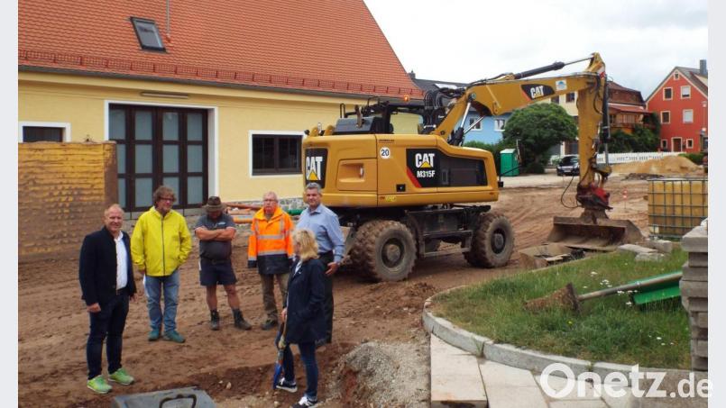 Erster Spatenstich für den Umbau des Bischof-Rosner-Platzes in Schnaittenbach (von links): Bürgermeister Marcus Eichenmüller, Roland Kiesecker und Werner Wallner von den beteiligten Firmen, Bauamtsleiter Markus Stiegler, Manfred Schlosser und Elisabeth Kraus. Bild: e