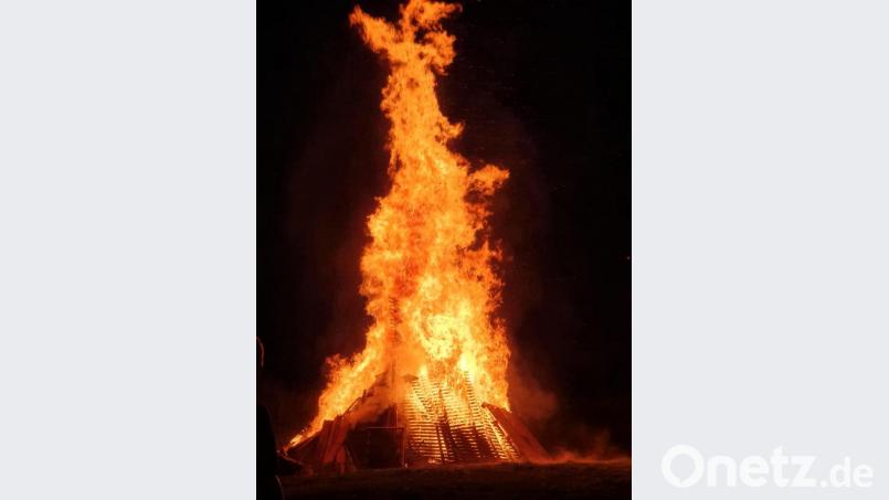 Die Jugendfeuerwehr hatte ganze Arbeit geleistet und einen perfekte Holzstoß aufgeschichtet. Bild: tkr