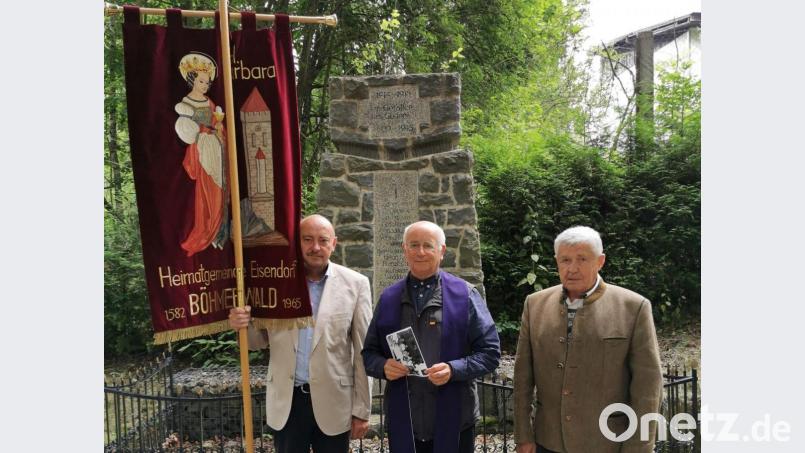 Ein Pflichtprogramm bei der Wiedersehensfeier war für Vorsitzenden Waldemar Hansl, Heimatpfarrer Monsignore Gerhard Hettler aus Passau und Ehrenvorsitzenden Josef Hoffmann (v.l.) aus Niefern-Öschelbronn der Besuch des Kriegerehrenmals in Zelezna, ehemals Eisendorf. Archivbild: gz