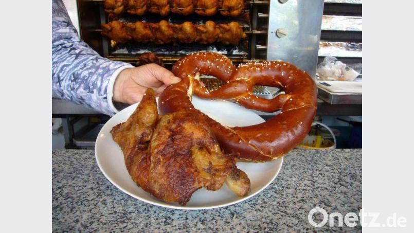 Ein Brathähnchen wie auf diesem Symbolbild bestellte ein 33-Jähriger bei einem Stand in Schwandorf. Weil er kein Besteck dazu bekam, warf der Mann einen Becher Buttermilch in den Stand. Archivbild: ads