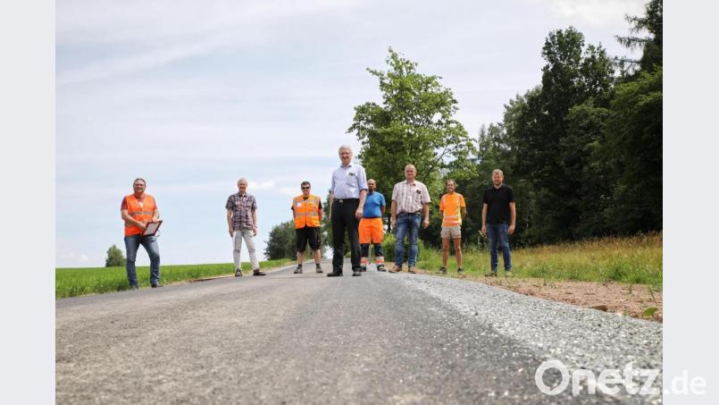 Nach der Abnahme des neuen Radweges an der B 22 zwischen Schadenreuth und dem Straßenschacht ist dieser nun offiziell freigegeben: (vorne von links) Bauleiter von der Firma Rädlinger, Baudirektor Gerhard Kederer vom Staatlichen Bauamt Amberg-Sulzbach, Bürgermeister Johannes Reger, Thomas Ermer von der Straßenmeisterei Eschenbach und Technischer Angestellter Markus Meyer. Im Hintergrund die Mitarbeiter der Firma Rädlinger. Bild: njn