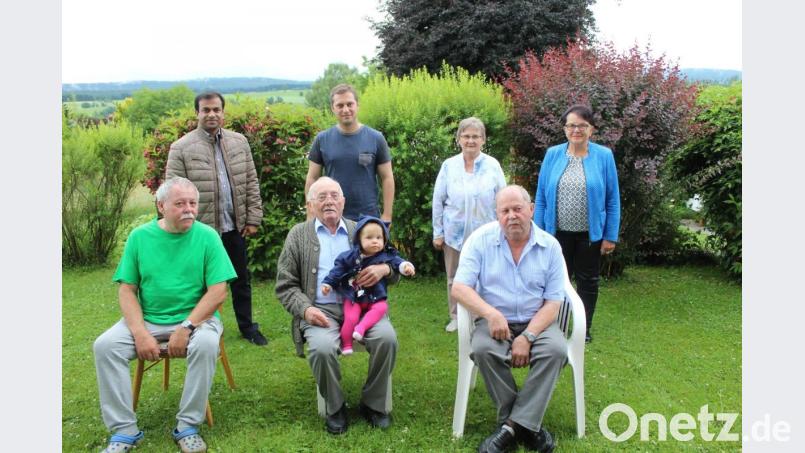 Hans Petter (vorne Mitte, mit Urenkelin Elena) freute sich über die Glückwünsche seiner Söhne Bernd und Hans junior (vorne von links) sowie von Pfarrer Pater Anish George, Bürgermeister Wolfgang Söllner, Christa Schiener (Seniorenwerk) und Marita Kuchenreuther (KAB, hinten von links). Bild: soj
