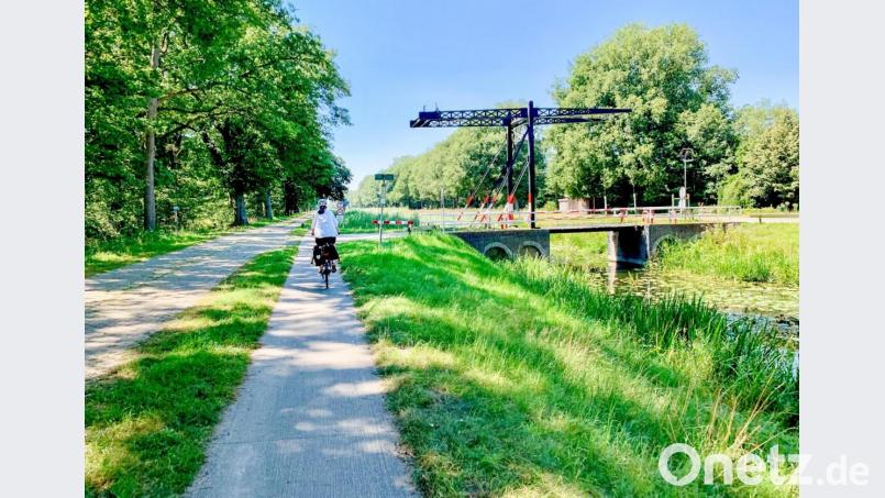 Es geht schnurstracks gerade aus: Kanalweg bei Denekamp. Bild: Wolfgang Stelljes/dpa