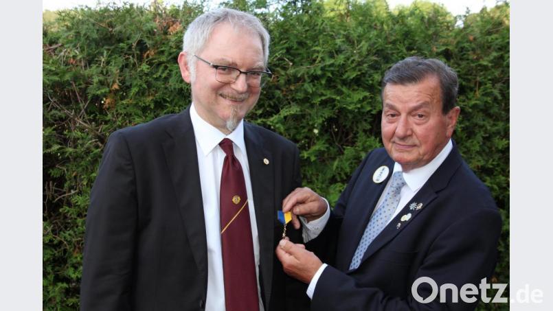 Governor Franz Göhl (rechts) überreichte Peter Beer den Governor Award, die zweithöchste Auszeichnung bei den Lions überhaupt. Bild: kro
