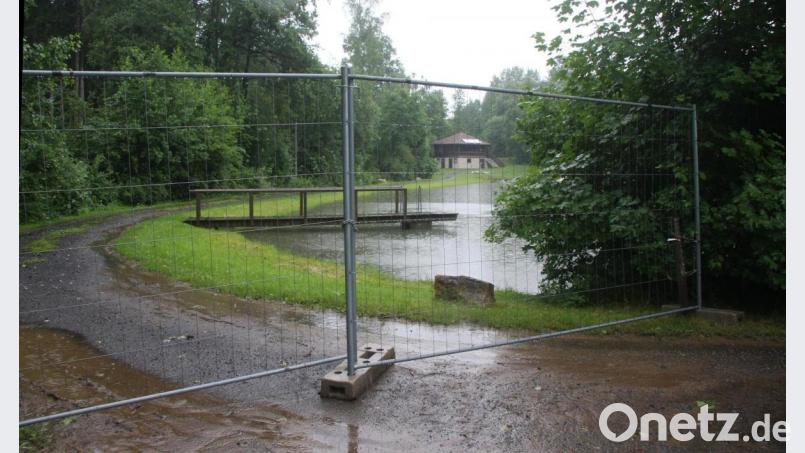 Vorerst bleibt die Zufahrt zur Gaststätte beim Waldbadeweiher versperrt. Grund dafür seien - so Bürgermeister Wolfgang Braun - wilde Partys, die dort sonst vor allem in den Abend- und Nachtstunden gefeiert würden. Bild: wro