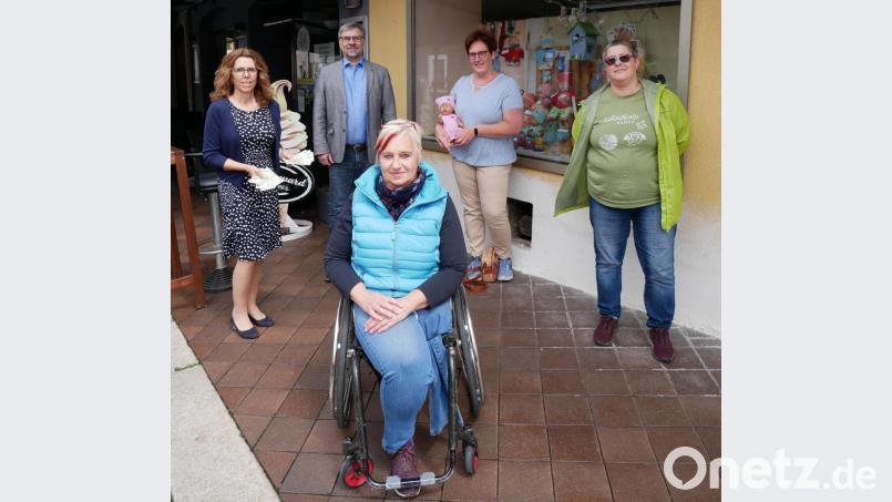 Jeweils 400 Euro konnte Andrea Burger (links) an Martin Kneidl und Sonja Schnurrer (stehend hinten, Mitte) vom ambulanten Hospizdienst des Caritasverbandes Tirschenreuth sowie an Martina Sötje (vorne) und Birgit Georgius (rechts) von der Selbsthilfegruppe Behinderte und Nichtbehinderte für den Landkreis Tirschenreuth vor dem Schaufenster des Lottogeschäfts Wohlrab in Waldsassen übergeben. Bild: hmr