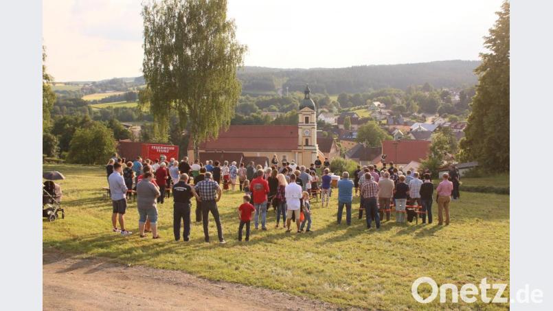 Der Freiluftgottesdienst mit Blick auf die Kirche und das Dorf, gefeiert von Pfarrer Herbert Rösl und musikalisch umrahmt durch die Blaskapelle Teunz, bildete den Auftakt zum traditionellen Johannisfeuer. Bild: tkr
