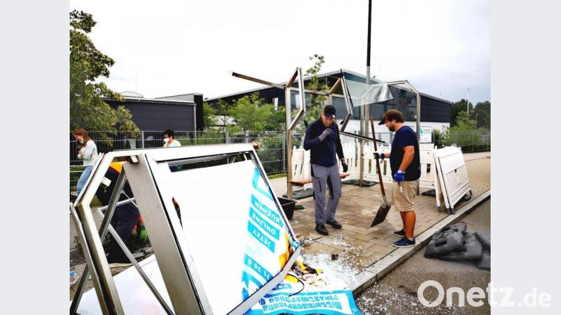 An der Dachelhofer Straße zerstörte der Fahrfehler eines Lastwagens ein gläsernes Buswartehäuschen im Wert von 15000 Euro. Bild: td