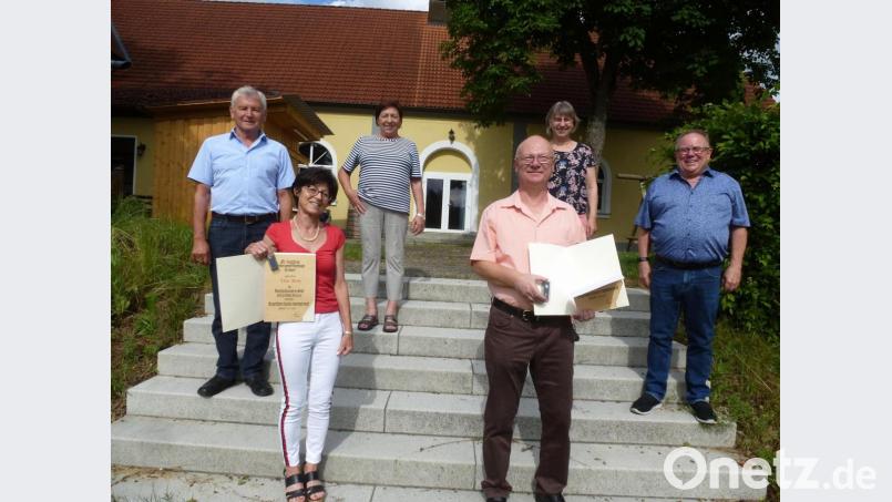 Auszeichnung für die verdienten TSG-Funktionäre Liane Adam und Hans Beyer (vorne, von links). Dazu gratulierten ( dahinter, von links) BLSV-Kreischef Ernst Werner, Dritte Vorsitzende Rita Steiner, Schatzmeisterin Elfriede Frischmann und Vorsitzender Werner Windisch. Bild: bk