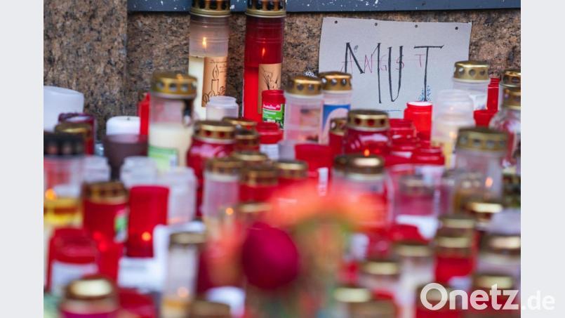Fast genau eine Woche nach der Messerattacke wird in Würzburg der Opfer gedacht. Bild: Nicolas Armer/dpa