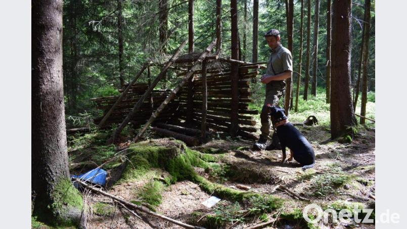 Revierförster Oswald Hamann entdeckte vor rund fünf Wochen bei Markierungsarbeiten eine dritte selbstgebaute Hütte nahe Altglashütte mitten im Wald. Hier wurde auch gezündelt. Der Förster bittet, dies angesichts der Hitze und der Waldbrandgefahr dringend zu unterlassen. Bild: szl