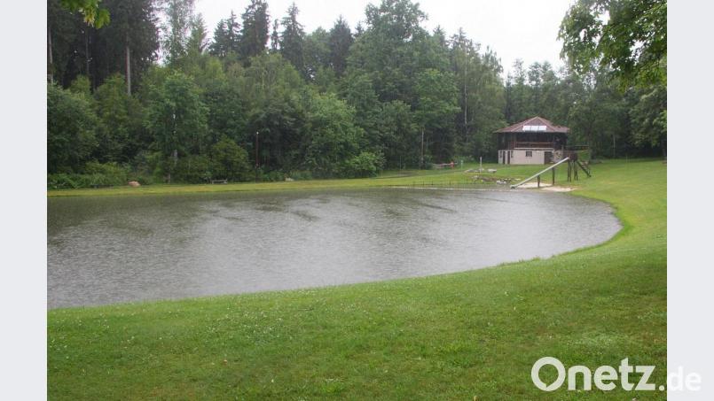 Als eine Gefahrenstelle bezeichnete Bürgermeister Wolfgang Braun die Rutschbahn am Ost-Ufer des Waldbadeweihers bei Güttern. Bild: wro