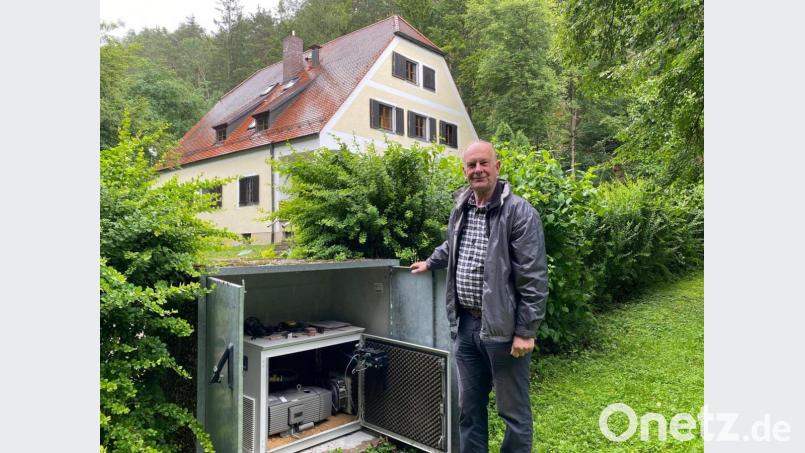 Arno Diener, zweiter Vorsitzender des Fördervereins, erläutert das System der biologischen Kläranlage des Landjugendheimes Grimmerthal. Bild: Völkl