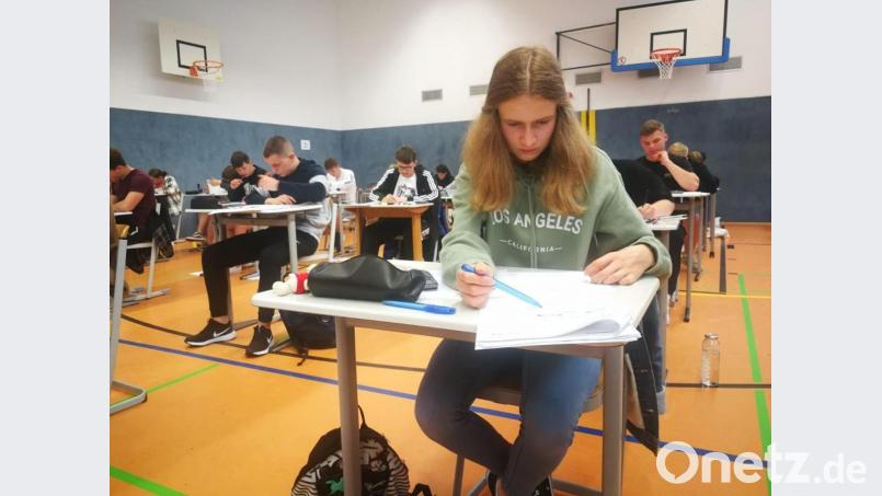 118 Abschlussschüler der Städt. Wirtschaftsschule brüten derzeit in der Schulturnhalle und im Gymnastikraum über den schriftlichen Abschlussprüfungen. Bild: Günter Simmerl/exb
