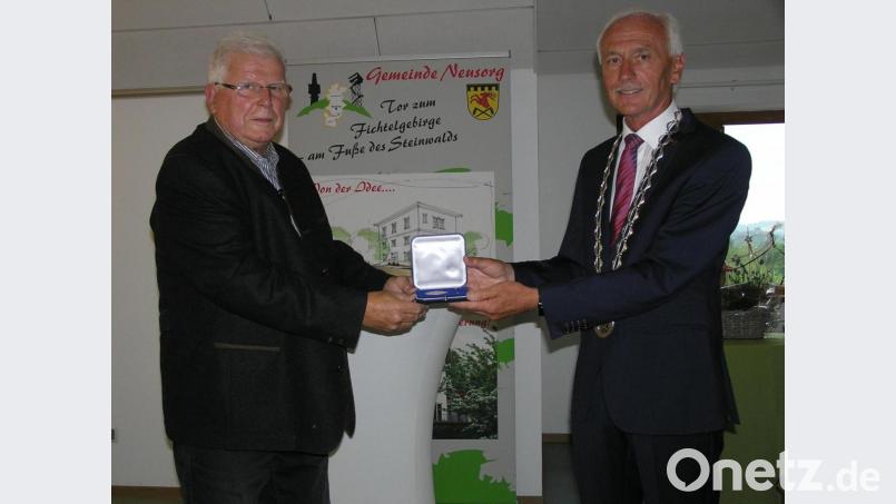 Aus der Hand von Bürgermeister Peter König (rechts) durfte der langjährige Gemeinderat und dritte Bürgermeister Richard Stock die „Medaille für besondere Verdienste um die kommunale Selbstverwaltung in Bronze“ in Empfang nehmen. Bild: öt