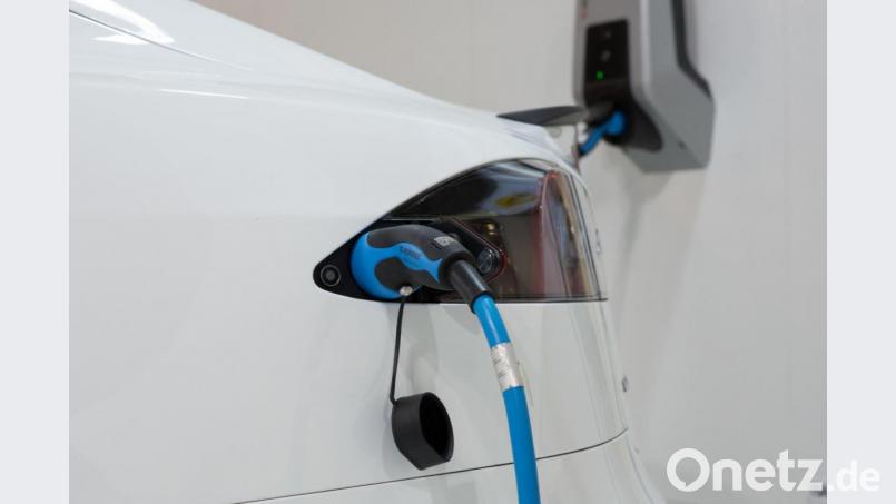 Elektroautos lassen sich daheim am besten über eine Wallbox laden. Wenn man eine solche derzeit überhaupt bekommt. Bild: Florian Schuh / dpa