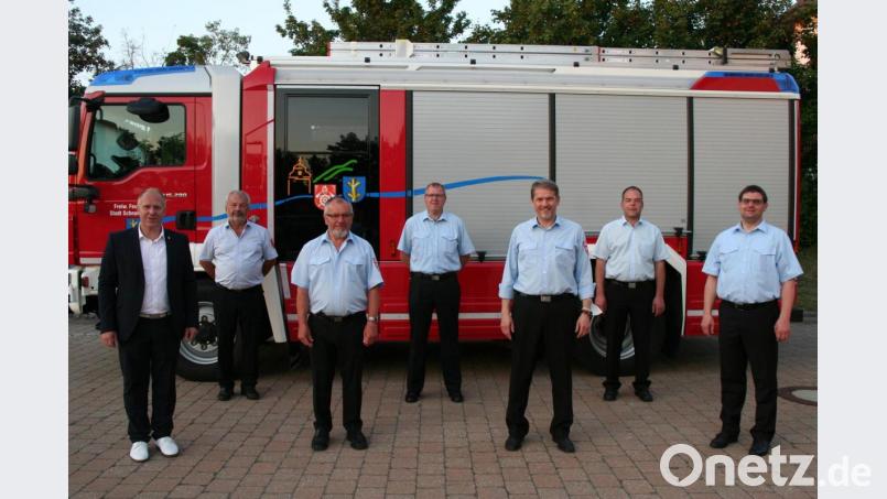 Die führenden Köpfe bei der Feuerwehr Schnaittenbach (vorn, von rechts): Kommandant Michael Werner, sein neuer Stellvertreter Stefan Reindl, der scheidende Stellvertreter Karl Hottner und Bürgermeister Marcus Eichenmüller; in der hinteren Reihe die Führungskräfte der Kreisbrandinspektion (von rechts): Kreisbrandmeister Marco Weiß, Kreisbrandinspektor Martin Schmidt und Kreisbrandrat Fredi Weiß. Bild: wfw