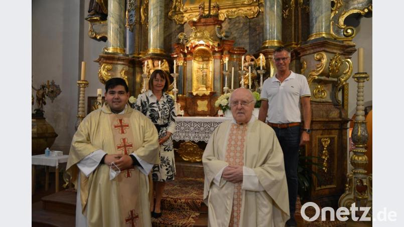 Nachprimiz feiert Neupriester Ramon Rodriguez (vorn links) in der Pfarrkirche St. Michael in Ehenfeld. Darüber freuen sich Ruhestandspriester Konrad Kummer (vorn rechts) sowie Pfarrgemeinderats-Sprecherin Anita Falk und Bürgermeister Hermann Falk (hinten von links). Bild: fdl
