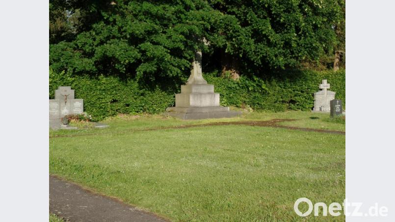 Auf dieser Grünfläche des gemeindlichen Friedhofs in Neusorg soll auf einstimmigen Beschluss des Gemeinderats ein weiteres Urnengrabfeld angelegt. Bild: br