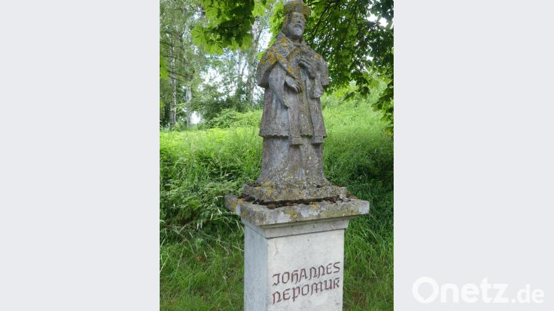 Der Brückenheilige Johannes Nepomuk hat starke "Patina" angesetzt Bürgermeister Gradl sicherte Abhilfe zu. Bild: rn