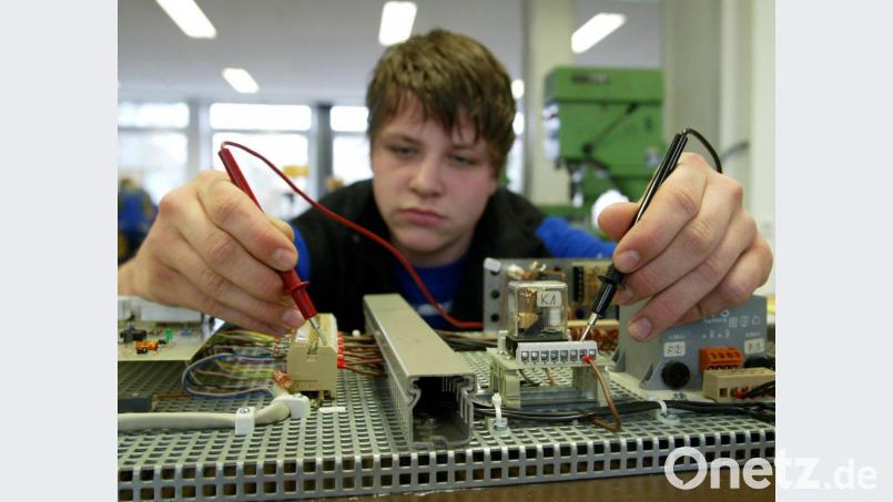 Technische Berufe, Dienstleistung oder Soziales? Die Möglichkeiten für Schulabgänger sind vielfältig. Bild: Roland Weihrauch/dpa