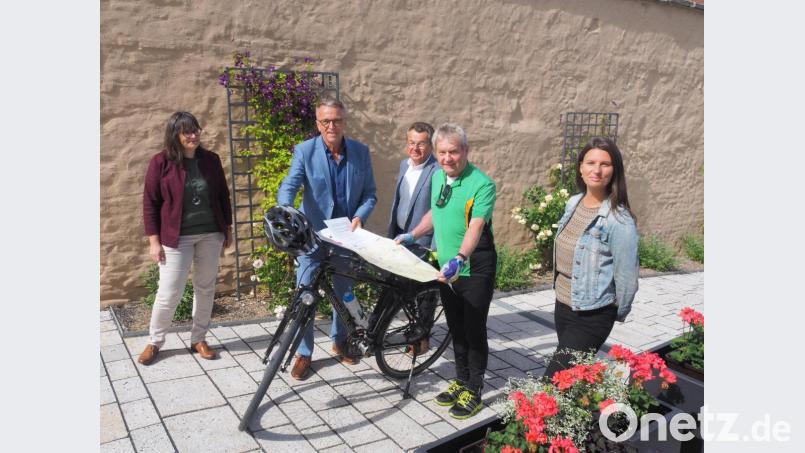 Rund um Tirschenreuth gibt es viele schöne Radtouren. Drei davon hat die Tourist-Info in eine neue Karte aufnehmen lassen. An sechs Terminen werden geführte Radtouren durchgeführt. Petra Römer (Tourist-Info), Bürgermeister Franz Stahl, Dr. Maximilian Schön (Stadtmarketing), Radwanderführer Gerd Richter und die Leiterin der Tourist-Info, Stefanie Süß, (von links) stellten das neue Angebot vor. Bild: ws