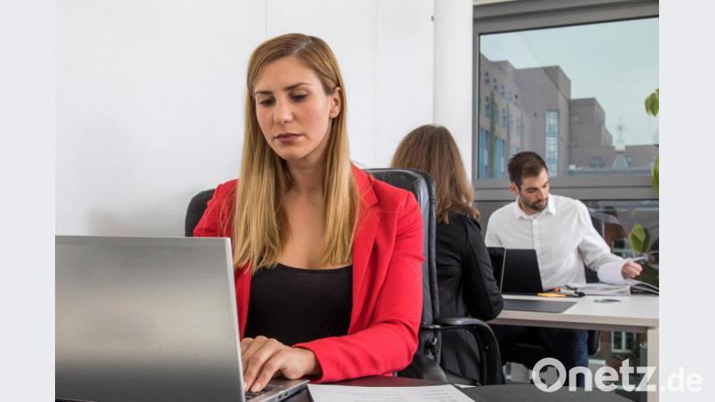 Irgendwie doch nicht so prickelnd hier: Nach dem Jobwechsel sollten sich Beschäftigte aber erstmal etwas Zeit zur Eingewöhnung geben. Bild: Christin Klose/dpa