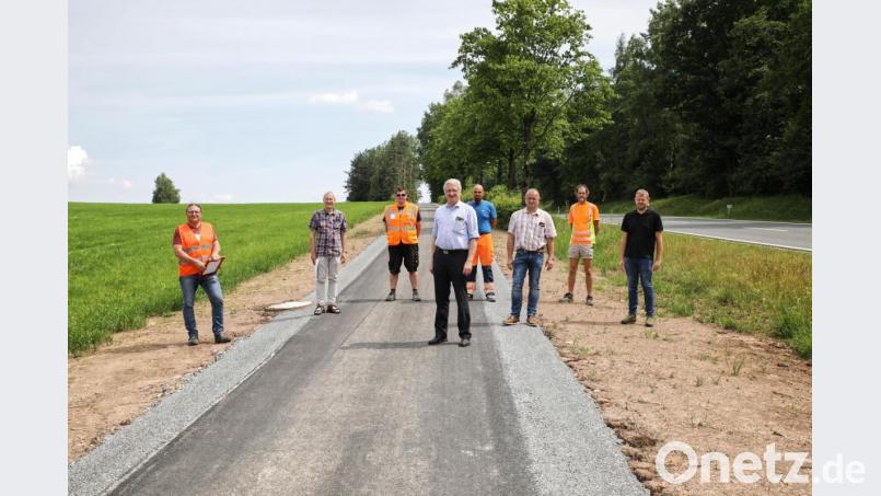 Nach der Abnahme des neuen Radweges an der B 22 zwischen Schadenreuth und dem Straßenschacht ist dieser nun offiziell freigegeben: (vorne von links) Bauleiter von der Firma Rädlinger, Baudirektor Gerhard Kederer vom Staatlichen Bauamt Amberg-Sulzbach, Bürgermeister Johannes Reger, Thomas Ermer von der Straßenmeisterei Eschenbach und Technischer Angestellter Markus Meyer. Im Hintergrund die Mitarbeiter der Firma Rädlinger. Bild: njn
