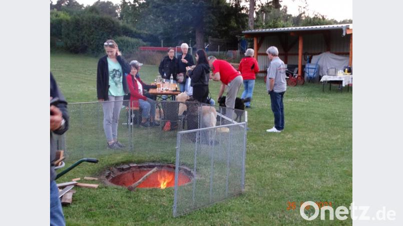 Der Zug- und Begleithundeverein bei der Sommer-Sonnwend-Feier. Bild: André Petzoldt/exb