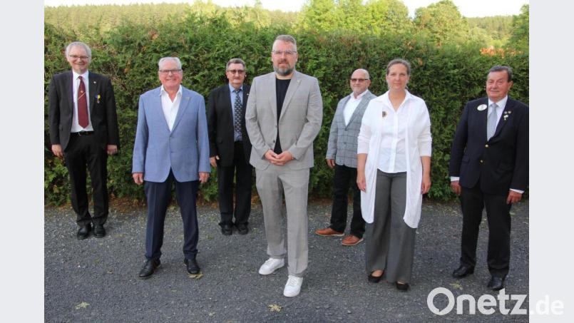 Das Vorstandsteam des Lionsclub Tirschenreuth (von links) Sekretär Peter Beer, Zweiter Vizepräsident Albert Saller, Pastpräsident Dr. Hans-Jürgen Jokiel, Präsident Volker Höcht, Schatzmeister Ludwig Reber, Vizepräsidentin Heike Kunte und Governor Franz Göhl. Bild: kro