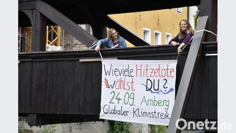 Aktivistinnen der Amberger Gruppe von Fridays for Future haben am Freitagnachmittag ein Banner an der Schiffbrücke aufgehängt: Ihr Aufruf zur Teilnahme am globalen Klimastreik am Freitag, 24. September. Bild: Petra Hartl