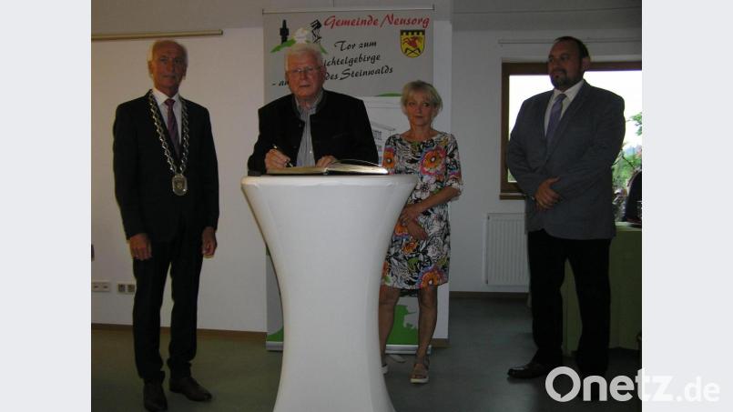 Im Beisein von Bürgermeister Peter König (links) und seiner Stellvertreter Oliver Becher und Erni Bühl (von rechts) durfte sich der ehemalige Gemeinderat und Dritte Bürgermeister Richard Stock mit seiner Unterschrift im Goldenen Buch der Gemeinde verewigen. Bild: öt