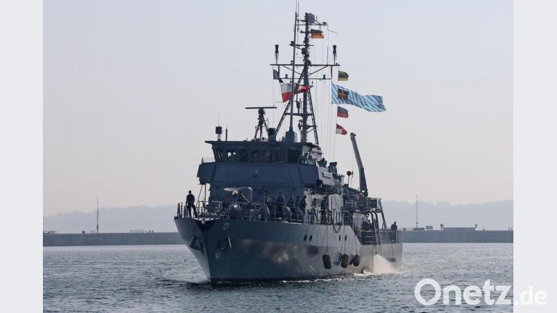 Mit einer wehenden bayerischen Flagge am Mast läuft der Minenjäger Sulzbach-Rosenberg nach zweimonatiger Operationszeit auf See wieder im Marinestützpunkt Kiel ein. Bild: Björn Wilke/Bundeswehr