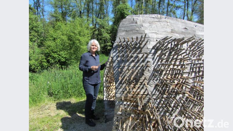 Auch Kunstpfad-Initiatorin Adolfine Nitschke gestaltet mit bei Kateřina Kubalovás &quot;Quercus &amp; Tilia&quot;. Bild: aks