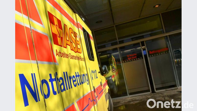 Ein Rettungswagen steht vor der Rettungsstelle eines Klinikums. Symbolbild: Jens Kalaene/dpa