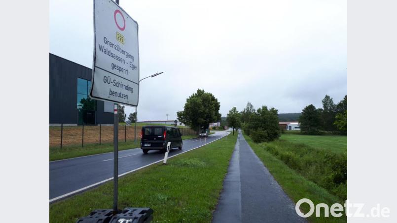 Am Freitag waren die Hinweise auf die Sperrung des Grenzübergangs (im Bild an der Egerer Straße in Waldsassen) noch von der Fahrbahn weggedreht. Bild: pz