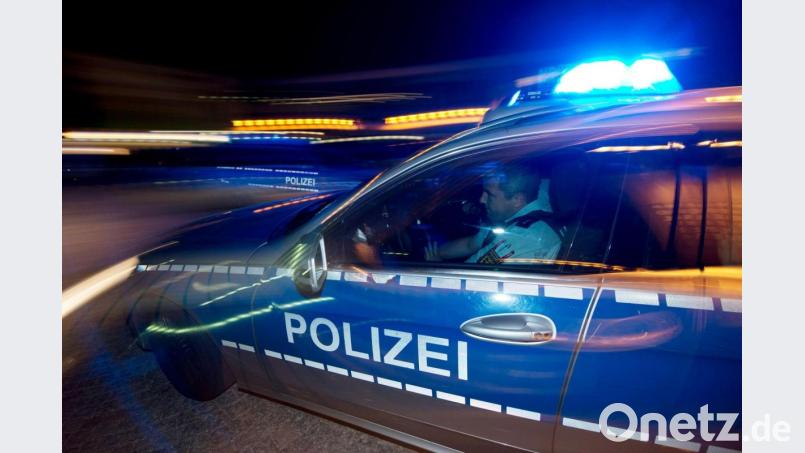 Eine Polizeistreife fährt zu einem Einsatz. Symbolbild: Patrick Seeger/dpa