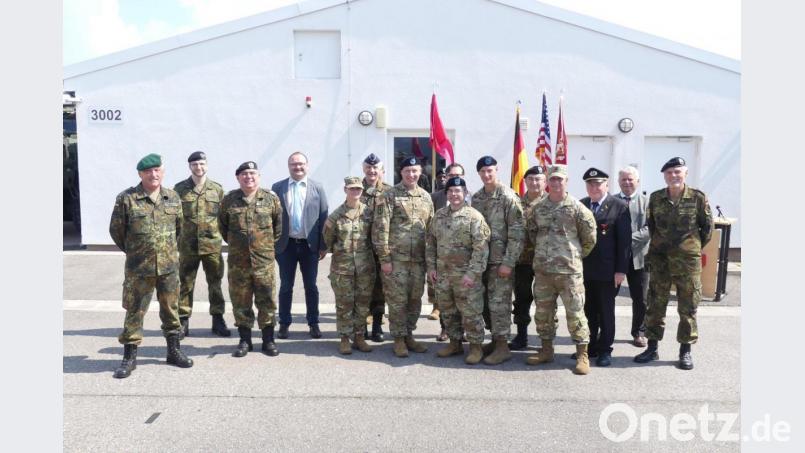 Standesgemäß verabschiedete die Reservistenkameradschaft Freihung den scheidenden Kompaniefeldwebel First Sergeant Sean M. Conley von der Partnerschaftseinheit, 702. EOD. 
Im Bild von links: Oberstleutnant Werner Gebhard, 3. RK-Vorsitzender Stabsgefreiter Dominik Falk, Oberstleutnant Norbert Bücherl, Bürgermeister Uwe König, Lieutenant Colonel Jessica Goffena, Oberst Bertram Gebhard, First Sergeant Sean Conley, Captain James Almon, Darius Vidojkovic (teilweise verdeckt), First Sergeant Stuart Cox, Command Sergeant Major Edwin Dirck, BSB-Bezirksvorsitzender Horst Embacher, US-Pressesprecher Franz Zeilmann, Feldwebel Hans Rötzer. Bild: Norbert Bücherl