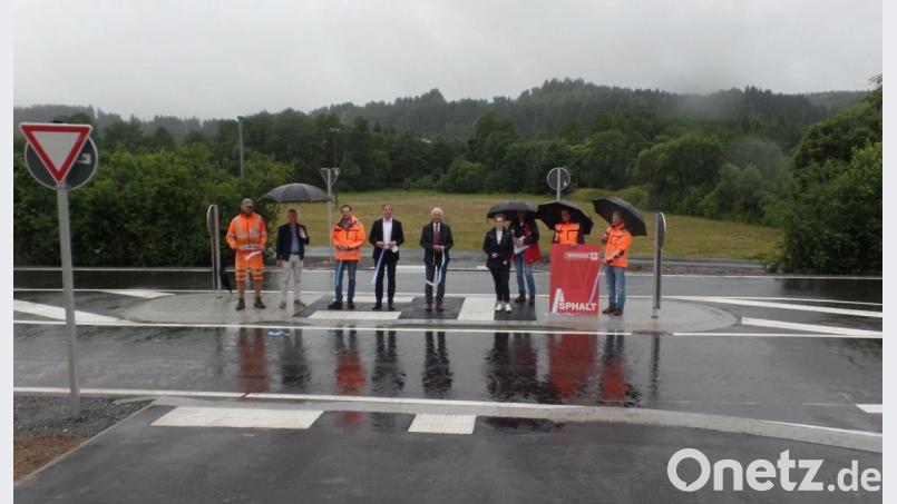 Das blau-weiße Band ist durchschnitten, symbolisch für Freigabe der Querungshilfe. Unser Bild zeigt (von links) Polier Florian Müller, Baudirektor Gerhard Kederer, Stefan Eulefeld, Leitenden Baudirektor Tobias Bäumler, Bürgermeister Peter König, Katrin Bayer als stellvertretende Bauamtsleiterin der Verwaltungsgemeinschaft (VG) Neusorg, Diplomingenieur Harald Götz, Stefan Kreutzer und Bauleiter Tobias Müller. Bild: br
