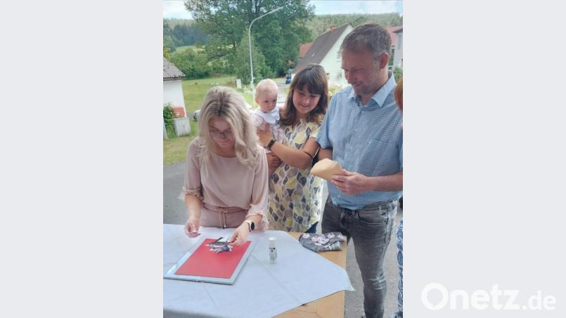 Patin Sandra Braun, Mutter Melanie mit Thea und Vater Thomas Braun suchten den Lösungssatz. Bild: jsa