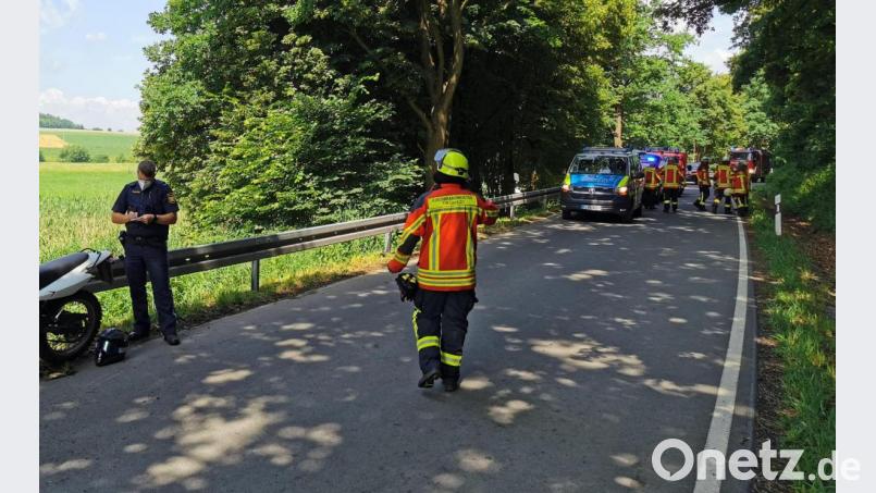 Ein Motorradfahrer stürzte am Samstag zwischen Kuchenreuth und Löschwitz. Der junge Mann erlitt dabei leichtere Verletzungen, die Ortsverbindungsstraße war etwa eine halbe Stunde gesperrt. Bild: mde