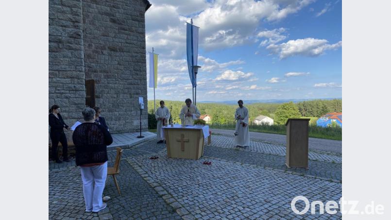 Gottesdienst vor traumhafter Kulisse. Bild: Holger Popp/exb