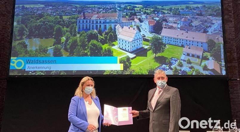 Dritter Bürgermeister Markus Scharnagl nahm für die Stadt Waldsassen die Anerkennung von Ministerin Kerstin Schreyer in Empfang. Bild: Stadt Waldsassen/exb