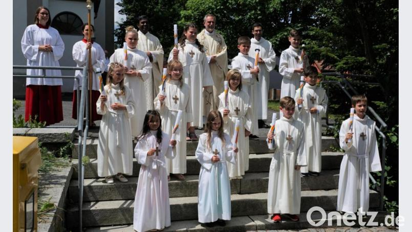 Mit 23 Kindern feiert das Seelsorgeteam mit Pfarrvikar Donald (Hinten l.) und Pastoralreferent Andreas Hornauer (Hinten r.) um Pfarrer Josef Irlbacher (Hinten Mitte) in St. Vitus die Erstkommunion. Bild: ads