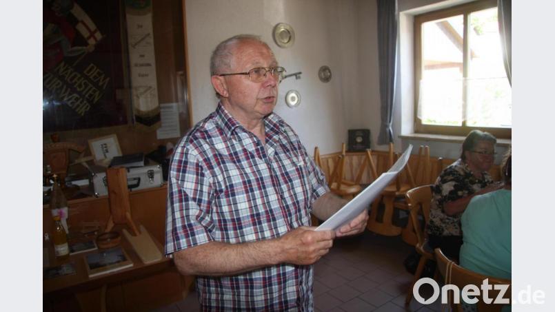 Johann Spörrer hatte die Bilder vorbereitet. Der Pullenreuther führte als Quizmaster auch durch den Rate-Nachmittag im Feuerwehrhaus. Bild: wro